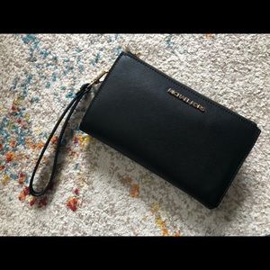 Michael Kors Women’s Jet set travel double zip wristlet